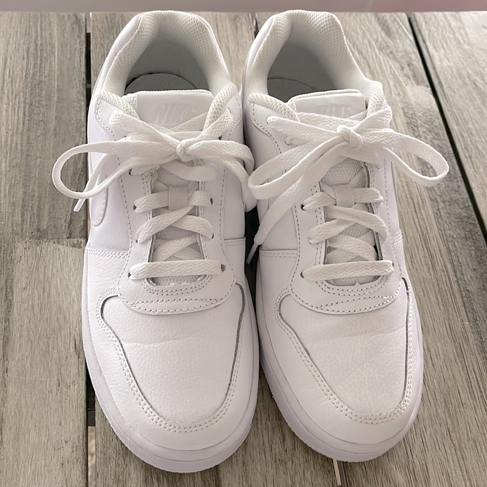 Nike Ebernon Low sz 7.5! Worn 3x like new but have first time wear crease.